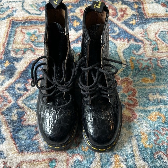Vintage Dr. Martens England Embossed Leather Black Boots Size 5 - Picture 3 of 13